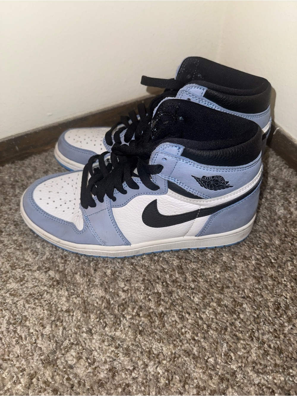 Air Jordan 1 High OG “University Blue” (UNC)